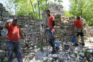 Travaux de restauration de vestiges historiques